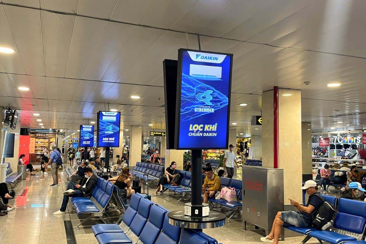 bảng quảng cáo tại sân bay